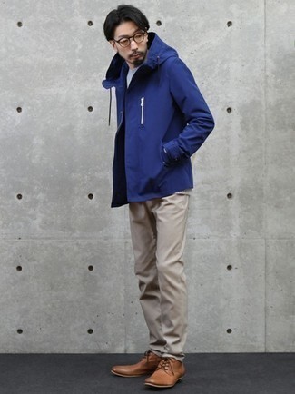 Как носить ветровку с свитером с круглым вырезом мужчине