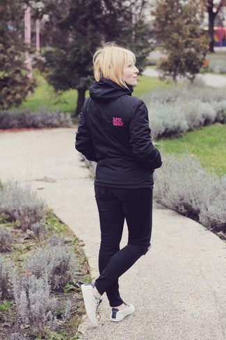 С чем носить ветровку женщине