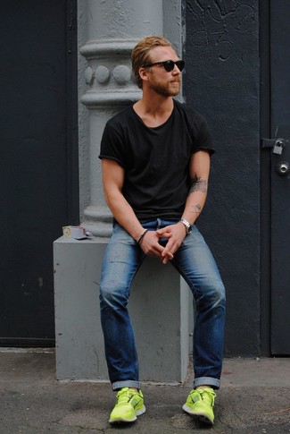 Какие джинсы носить с желтыми кроссовками мужчине