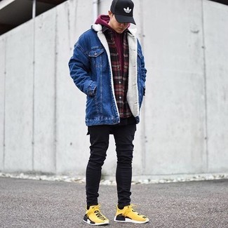 Какие джинсы носить с желтыми кроссовками мужчине
