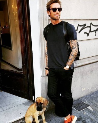 Какие джинсы носить с желтыми кроссовками мужчине