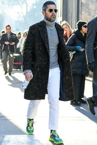 Какие джинсы носить с желтыми кроссовками мужчине