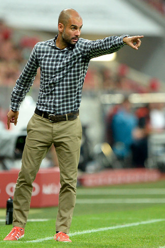 С чем носить желтые кроссовки мужчине