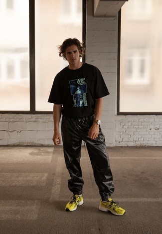 С чем носить желтые кроссовки мужчине