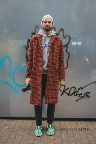 Какие длинные пальто носить с желтыми кроссовками