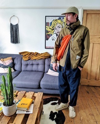 С чем носить желтую сумку мужчине