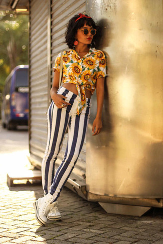 Какие джинсы носить с желтой блузой на пуговицах