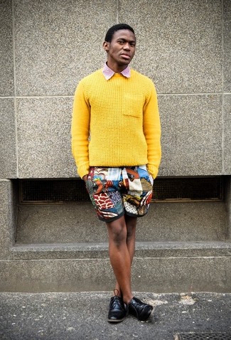 С чем носить желтый вязаный свитер мужчине