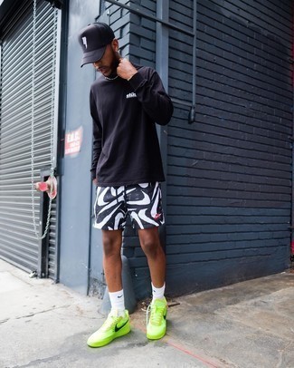 С чем носить желтые низкие кеды из плотной ткани мужчине