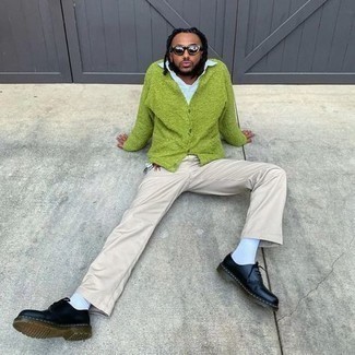 С чем носить желтый кардиган мужчине