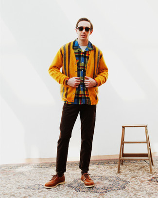С чем носить желтый кардиган мужчине