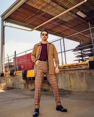 Какие повседневные ботинки носить с желтыми брюками чинос