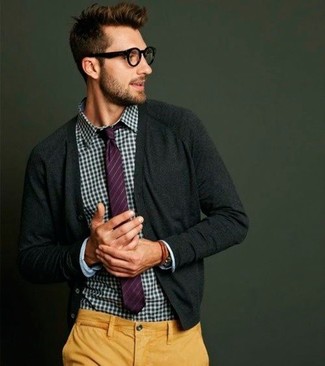 С чем носить желтые брюки чинос