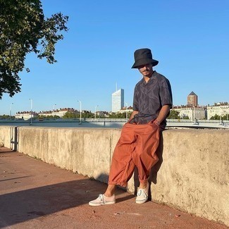 Какие низкие кеды носить с желтыми брюками чинос