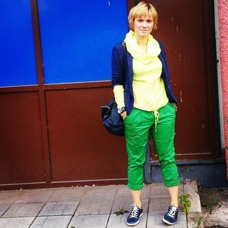 Какие пиджаки носить с желтым свитером с хомутом женщине