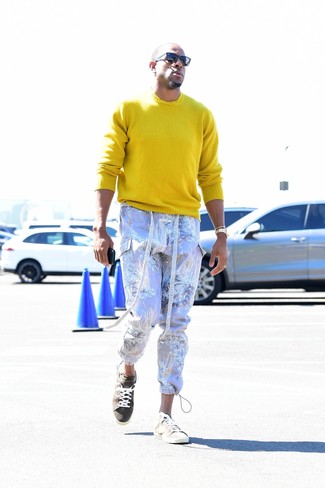 Какие брюки карго носить с желтым свитером с круглым вырезом