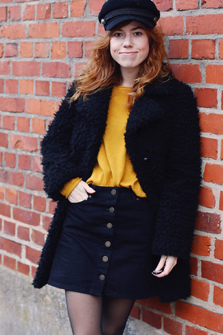 Какое пальто носить с желтым свитером с круглым вырезом женщине