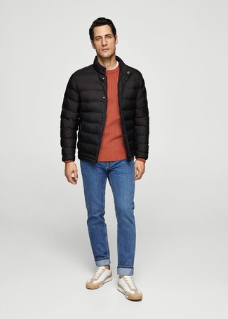 Какие джинсы носить с желтым свитером с круглым вырезом мужчине