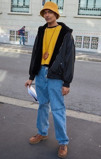 Какие джинсы носить с желтым свитером с круглым вырезом мужчине