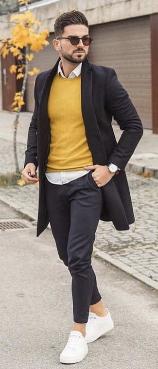 С чем носить желтый свитер с круглым вырезом мужчине