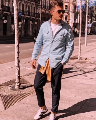 С чем носить желтый свитер с круглым вырезом мужчине