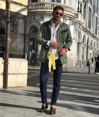 С чем носить желтый свитер с круглым вырезом мужчине