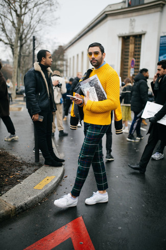 С чем носить желтый свитер с круглым вырезом мужчине