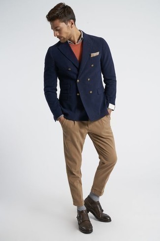 С чем носить желтый свитер с круглым вырезом мужчине