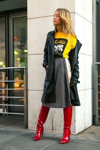 С чем носить желтую футболку с круглым вырезом женщине