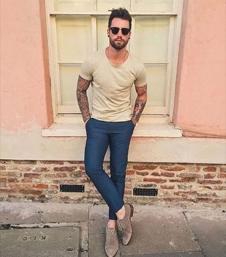 С чем носить желтую футболку с круглым вырезом мужчине