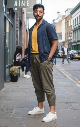 С чем носить желтую футболку с круглым вырезом мужчине