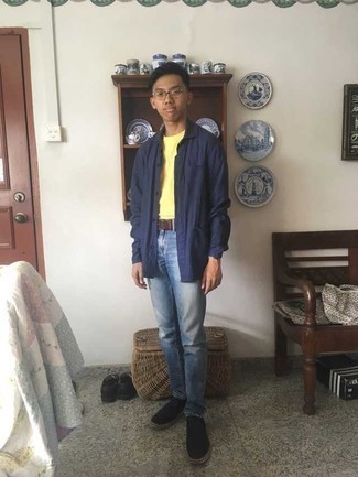 С чем носить желтую футболку с круглым вырезом мужчине