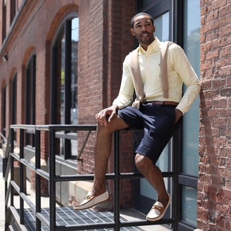 С чем носить желтую классическую рубашку мужчине