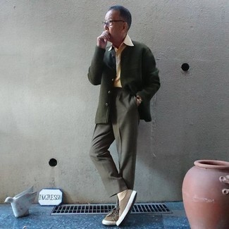 С чем носить желтую классическую рубашку мужчине