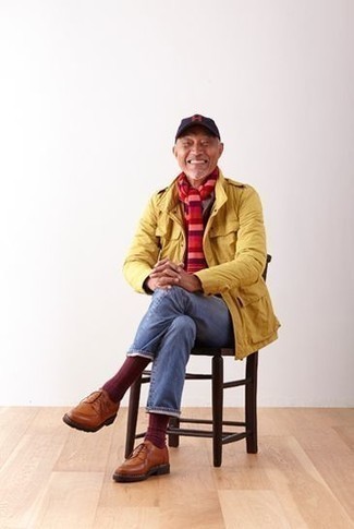 Какие джинсы носить с желтой полевой курткой