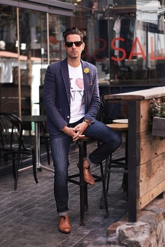 С чем носить желтую мужскую брошь с цветочным принтом