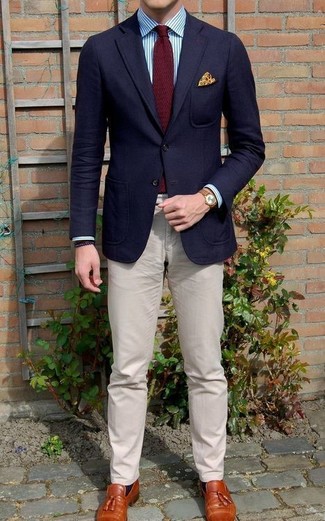 С чем носить желтый нагрудный платок с цветочным принтом