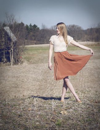 Какие укороченные топы носить с желтой пышной юбкой