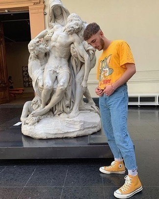 Какие джинсы носить с желтыми высокими кедами мужчине