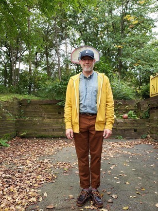 Какие брюки чинос носить с желтым худи