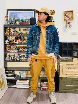 Какие джинсовые куртки носить с желтым худи мужчине
