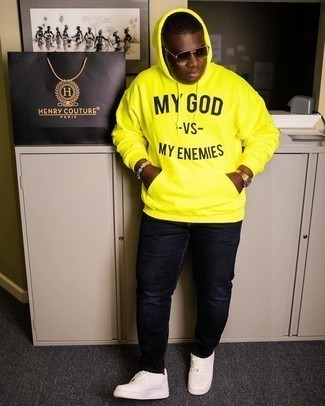 Какие джинсы носить с желтым худи мужчине