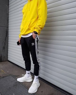 С чем носить желтый худи мужчине
