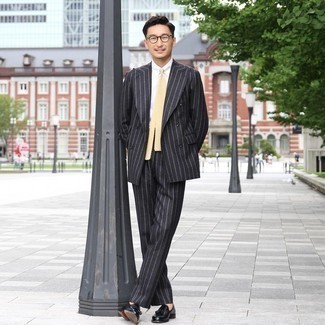 С чем носить желтый вязаный галстук мужчине