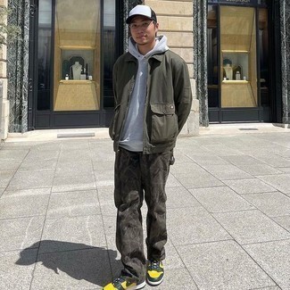 С чем носить желтые кожаные низкие кеды мужчине