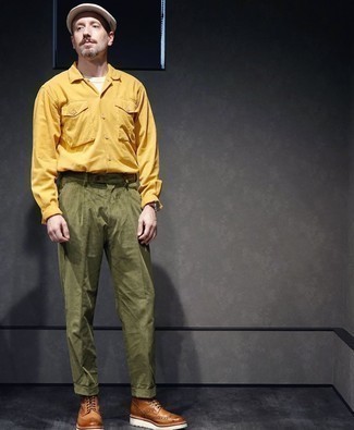 С чем носить желтую рубашку с длинным рукавом мужчине
