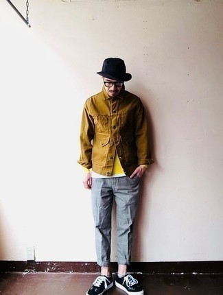 С чем носить желтую футболку с длинным рукавом мужчине