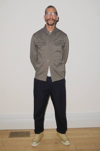 Какие брюки чинос носить с желтыми низкими кедами