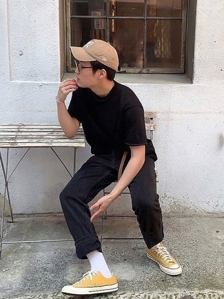 Какие джинсы носить с желтыми низкими кедами мужчине