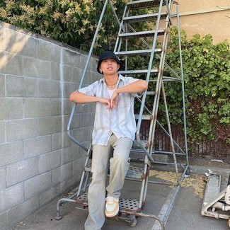 Какие джинсы носить с желтыми низкими кедами мужчине